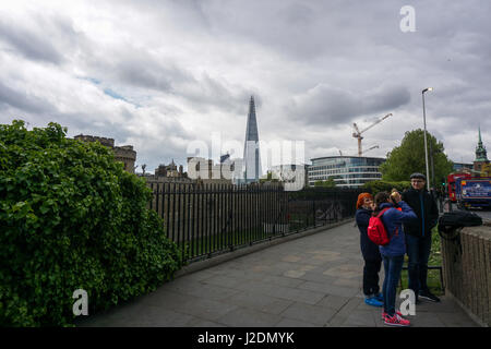 London, England, Vereinigtes Königreich. 28. April 2017. Bedeckt in den Tower of London, der Shard Tower Hill. per Kreditkarte: siehe Li/Alamy Live News Stockfoto