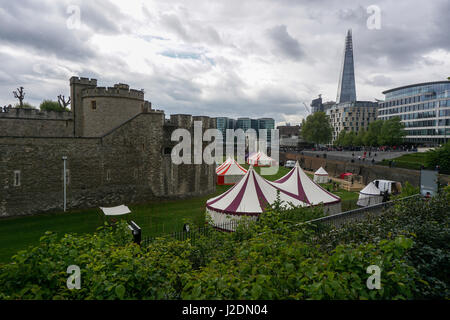 London, England, Vereinigtes Königreich. 28. April 2017. Bedeckt in den Tower of London, der Shard Tower Hill. per Kreditkarte: siehe Li/Alamy Live News Stockfoto