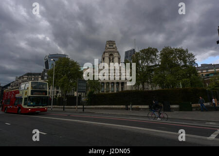 London, England, Vereinigtes Königreich. 28. April 2017. Bedeckt in den Tower of London, der Shard Tower Hill. per Kreditkarte: siehe Li/Alamy Live News Stockfoto