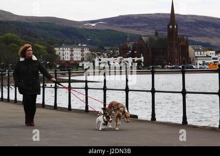 Largs, UK. 28. April 2017. Hellen stürmischen Tag an Largs Strandpromenade. Bildnachweis: ALAN OLIVER/Alamy Live-Nachrichten Stockfoto