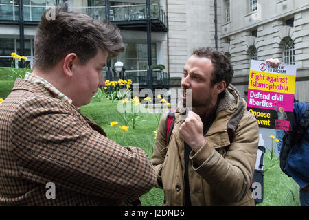 London, UK. 28. April 2017. Anti-Diskriminierung Demonstranten stören die Einführung UKIPs Wahlkampf im Marriot County Hall in Westminster. Bild: Ein Demonstrant, rechts, mit einem Mann, der angeblich ein Journalist vom rechten Flügel Breitbart verfasste. Kredit: Kredit: Paul Davey/Alamy Live-Nachrichten Stockfoto