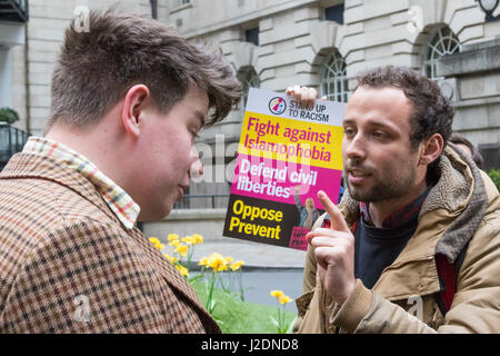 London, UK. 28. April 2017. Anti-Diskriminierung Demonstranten stören die Einführung UKIPs Wahlkampf im Marriot County Hall in Westminster. Bild: Ein Demonstrant, rechts, mit einem Mann, der angeblich ein Journalist vom rechten Flügel Breitbart verfasste. Kredit: Kredit: Paul Davey/Alamy Live-Nachrichten Stockfoto