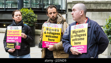 London, UK. 28. April 2017. Anti-Diskriminierung Demonstranten stören die Einführung UKIPs Wahlkampf im Marriot County Hall in Westminster. Bild: Drei der Demonstranten warten UKIP Führer Paul Nuttall vom Marriot County Hall Hotel entstehen. Kredit: Kredit: Paul Davey/Alamy Live-Nachrichten Stockfoto