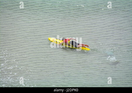 Treen, Cornwall, UK. 28. April 2017. Großbritannien Wetter. Einem heißen Nachmittag auf Pednvounder und Porthcurno Strände vor dem Wochenende und Feiertagen. Bildnachweis: Cwallpix/Alamy Live-Nachrichten Stockfoto