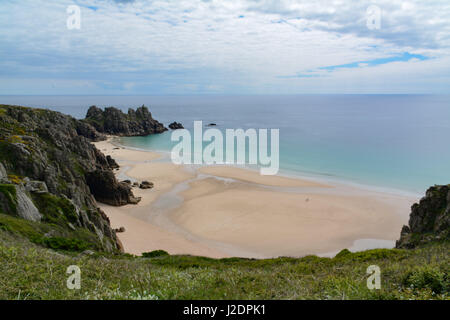 Treen, Cornwall, UK. 28. April 2017. Großbritannien Wetter. Einem heißen Nachmittag auf Pednvounder und Porthcurno Strände vor dem Wochenende und Feiertagen. Bildnachweis: Cwallpix/Alamy Live-Nachrichten Stockfoto