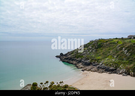 Treen, Cornwall, UK. 28. April 2017. Großbritannien Wetter. Einem heißen Nachmittag auf Pednvounder und Porthcurno Strände vor dem Wochenende und Feiertagen. Bildnachweis: Cwallpix/Alamy Live-Nachrichten Stockfoto