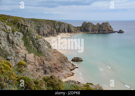 Treen, Cornwall, UK. 28. April 2017. Großbritannien Wetter. Einem heißen Nachmittag auf Pednvounder und Porthcurno Strände vor dem Wochenende und Feiertagen. Bildnachweis: Cwallpix/Alamy Live-Nachrichten Stockfoto