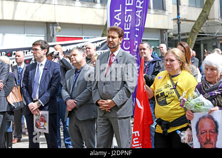 Manchester, UK. 28. April 2017. Labour-Politikerin, Afzal Khan, schließt sich Denkmal für Tag der internationalen Arbeiter, Lincoln Square, Manchester, 28. April 2017 Credit: Barbara Koch/Alamy Live News Stockfoto