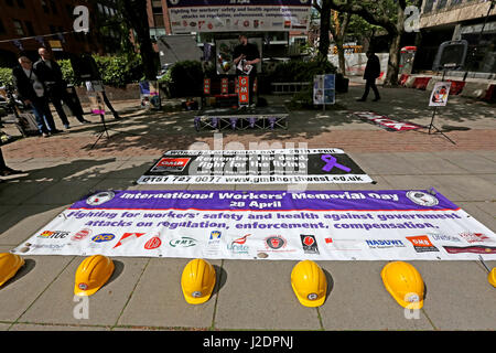 Manchester, UK. 28. April 2017. Workmens Hüte platziert am Fuße des internationalen Gedenktag Banner, Lincoln Square, Manchester, 28. April 2017 Credit: Barbara Koch/Alamy Live News Stockfoto