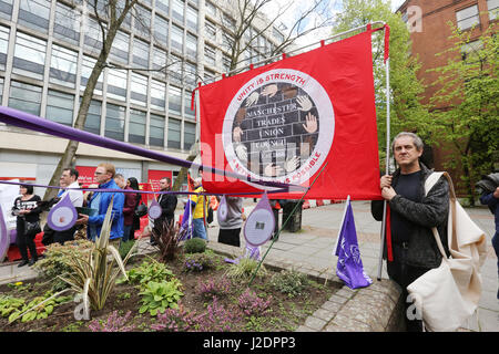 Manchester, UK. 28. April 2017. Eine Manchester Trades Union Banner, Lincoln Square, Manchester, 28. April 2017 Credit: Barbara Koch/Alamy Live News Stockfoto