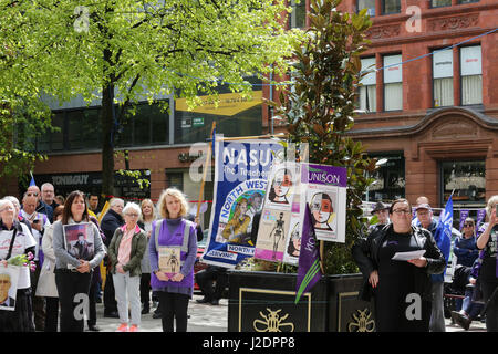 Manchester, UK. 28. April 2017. Arbeitnehmer und Familien verbinden internationale Arbeiter Tag Memorial, Lincoln Square, Manchester, 28. April 2017 Credit: Barbara Koch/Alamy Live News Stockfoto