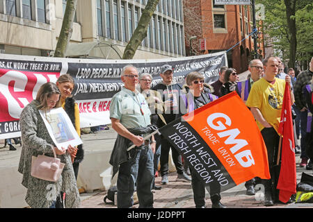 Manchester, UK. 28. April 2017. Gewerkschaftsmitglieder verbinden internationale Arbeiter Tag Memorial in Lincoln Square, Manchester, 28. April 2017 Credit: Barbara Koch/Alamy Live News Stockfoto