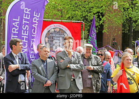 Manchester, UK. 28. April 2017. Labour-Politikerin, Afzal Khan, schließt sich Denkmal für Tag der internationalen Arbeiter, Lincoln Square, Manchester, 28. April 2017 Credit: Barbara Koch/Alamy Live News Stockfoto