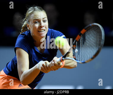 Stuttgart, Deutschland. 28. April 2017. Anett Kontaveit aus Estland in Aktion gegen russische Tennisspielerin Maria Scharapowa im Dameneinzel passen in den Porsche Tennis Grand Prix in der Porsche Arena in Stuttgart, Deutschland, 28. April 2017. Foto: Dpa/Bernd Weissbrod/Alamy Live News Stockfoto