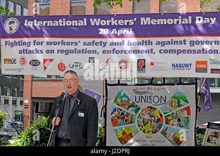 Manchester, UK. 28. April 2017. Einer der Redner auf internationalen Arbeiter-Gedenktag Lincoln Square, Manchester, 28. April 2017 Credit: Barbara Koch/Alamy Live News Stockfoto