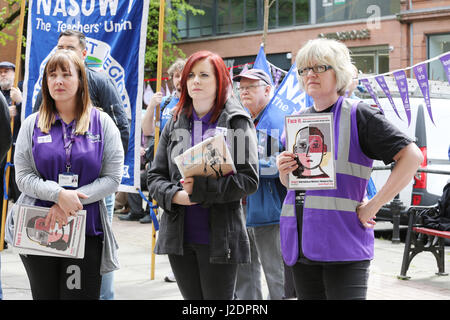 Manchester, UK. 28. April 2017. Unison Mitglied internationaler Helfer Denkmal in Lincoln Square, Manchester, 28. April 2017 Credit: Barbara Koch/Alamy Live News Stockfoto