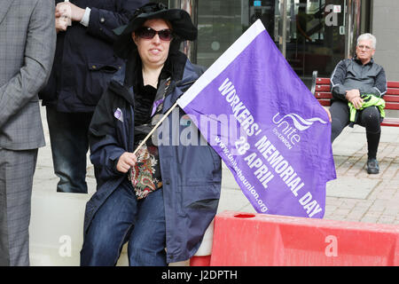 Manchester, UK. 28. April 2017. Ein Flag, das liest "Workers Memorial Day 28. Mai" findet in Lincoln Square, Manchester, 28. April 2017 Credit: Barbara Koch/Alamy Live News Stockfoto