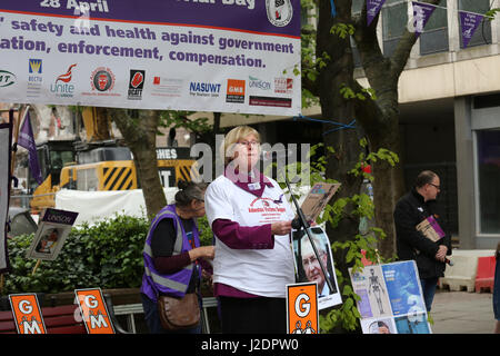 Manchester, UK. 28. April 2017. Internationaler Helfer Memorial Day, Lincoln Square, Manchester, 28. April 2017 Credit: Barbara Koch/Alamy Live News Stockfoto