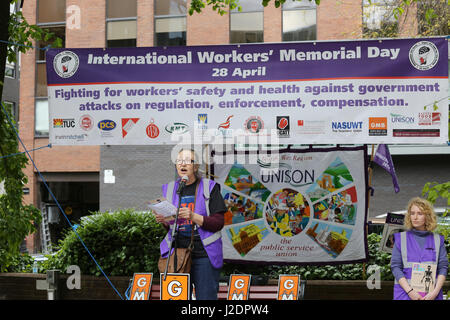 Manchester, UK. 28. April 2017. Lesungen von einige der Namen der Arbeitnehmer, die ihr Leben aus der Nord-West, Lincoln Square, Manchester, 28. April 2017 Credit: Barbara Koch/Alamy Live News Stockfoto