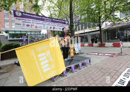 Manchester, UK. 28. April 2017. Radikale Sängerin Claire Mooney singen in Lincoln Square, Manchester, 28. April 2017 Credit: Barbara Koch/Alamy Live News Stockfoto