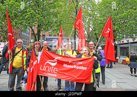 Manchester, UK. 28. April 2017. Mitglieder der Unite Union am internationalen Gedenktag, Lincoln Square, Manchester, 28. April 2017 Credit: Barbara Koch/Alamy Live News Stockfoto