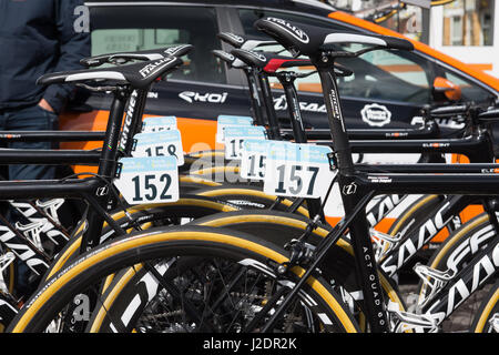 Bridlington, Großbritannien. 28. April 2017. Fahrräder für die Tour de Yorkshire Schlange. Bildnachweis: Richard Smith/Alamy Live-Nachrichten Stockfoto