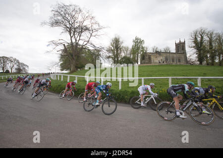 Birdsall, UK. 28. April 2017. Fahrerfeld der Tour De Yorkshire schlängelt sich durch Birdsall, nr Malton. Stufe 1. Bildnachweis: Richard Smith/Alamy Live-Nachrichten Stockfoto