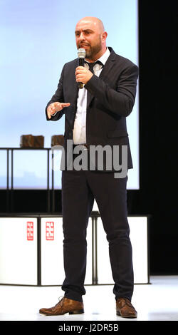 Hamburg, Deutschland. 27. April 2017. Schriftsteller und Cabaret Performer Serdar Somuncu anlässlich der Verleihung des Nannen Preises in Hamburg, Deutschland, 27. April 2017. Foto: Georg Wendt/Dpa/Alamy Live News Stockfoto