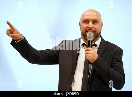 Hamburg, Deutschland. 27. April 2017. Schriftsteller und Cabaret Performer Serdar Somuncu anlässlich der Verleihung des Nannen Preises in Hamburg, Deutschland, 27. April 2017. Foto: Georg Wendt/Dpa/Alamy Live News Stockfoto