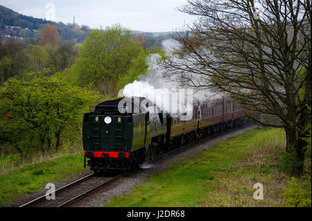 Irwell Vale, UK. 27. April 2017. Die Stadt Wells Lok dampft durch die Lancashire-Landschaft auf seinen regelmäßigen Service entlang der East Lancashire Railway von Bury, Rawtenstall. Man sieht hier, nähert sich das Irwell Vale-Stop. Bild von Paul Heyes, Donnerstag, 27. April 2017. Bildnachweis: Paul Heyes/Alamy Live-Nachrichten Stockfoto