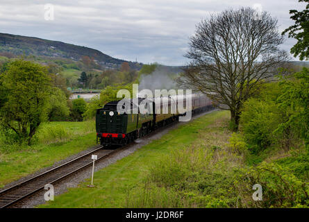 Irwell Vale, UK. 27. April 2017. Die Stadt Wells Lok dampft durch die Lancashire-Landschaft auf seinen regelmäßigen Service entlang der East Lancashire Railway von Bury, Rawtenstall. Man sieht hier, nähert sich das Irwell Vale-Stop. Bild von Paul Heyes, Donnerstag, 27. April 2017. Bildnachweis: Paul Heyes/Alamy Live-Nachrichten Stockfoto