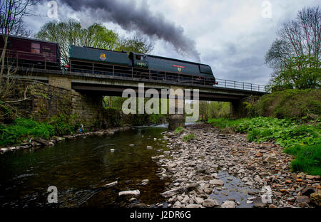 Irwell Vale, UK. 27. April 2017. Die Stadt Wells Lok dampft durch die Lancashire-Landschaft auf seinen regelmäßigen Service entlang der East Lancashire Railway von Bury, Rawtenstall. Man sieht hier, überqueren den Fluss Irwell bei Irwell Vale. Bild von Paul Heyes, Donnerstag, 27. April 2017. Bildnachweis: Paul Heyes/Alamy Live-Nachrichten Stockfoto