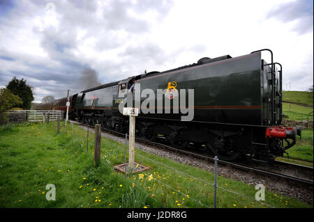 Irwell Vale, UK. 27. April 2017. Die Stadt Wells Lok dampft durch die Lancashire-Landschaft auf seinen regelmäßigen Service entlang der East Lancashire Railway von Bury, Rawtenstall. Man sieht hier, nähert sich das Irwell Vale-Stop. Bild von Paul Heyes, Donnerstag, 27. April 2017. Bildnachweis: Paul Heyes/Alamy Live-Nachrichten Stockfoto