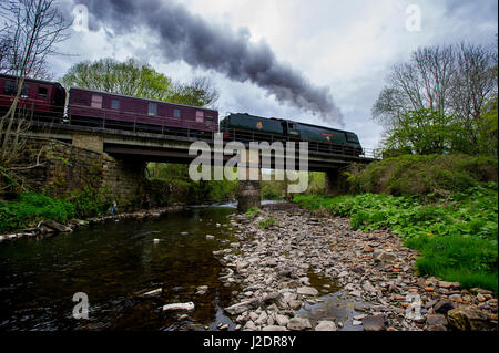 Irwell Vale, UK. 27. April 2017. Die Stadt Wells Lok dampft durch die Lancashire-Landschaft auf seinen regelmäßigen Service entlang der East Lancashire Railway von Bury, Rawtenstall. Man sieht hier, überqueren den Fluss Irwell bei Irwell Vale. Bild von Paul Heyes, Donnerstag, 27. April 2017. Bildnachweis: Paul Heyes/Alamy Live-Nachrichten Stockfoto