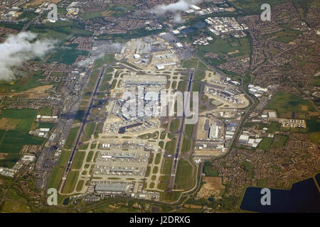 Flughafen London Heathrow mit 100 Flugzeugen, die von oben gesehen Stockfoto