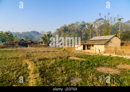 Landwirtschaftliche Landschaft mit typischen Bauernhof Häuser im Dorf pandavnagar in Chitwan National Park Stockfoto