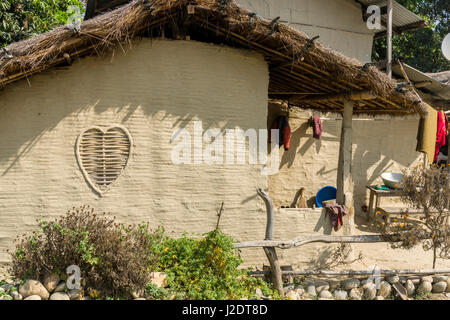 Die Fassade mit einem Fenster von einem typischen Bauernhof Haus im Dorf pandavnagar in Chitwan National Park Stockfoto