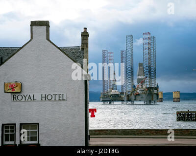 Royal Hotel in Cromarty ein Nordsee-Exploration-Rig im Cromarty Firth im Hintergrund Stockfoto