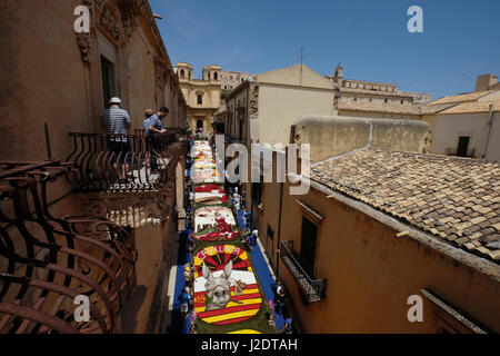 Das Blumenfest Infiorata in Noto, via Nicolaci, Noto, Sizilien, Italien Stockfoto