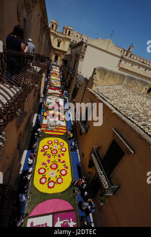 Das Blumenfest Infiorata in Noto, via Nicolaci, Noto, Sizilien, Italien Stockfoto