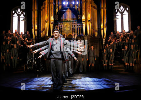 Die Besetzung durchführen in Alan Bennetts Theaterstück "Forty Years On" im Teatro Chichetser Festival in Chichetser, West Sussex, UK Dienstag 25, 2017.    Photog Stockfoto