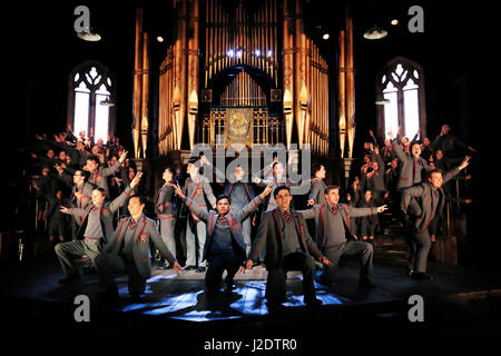 Die Besetzung durchführen in Alan Bennetts Theaterstück "Forty Years On" im Teatro Chichetser Festival in Chichetser, West Sussex, UK Dienstag 25, 2017.    Photog Stockfoto