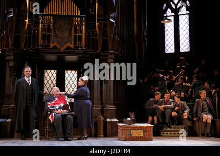 Die Besetzung durchführen in Alan Bennetts Theaterstück "Forty Years On" im Teatro Chichetser Festival in Chichetser, West Sussex, UK Dienstag 25, 2017.    Photog Stockfoto