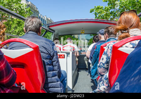 Sitzen auf dem Oberdeck eines offenen gekrönt Tour-Bus, Stockfoto