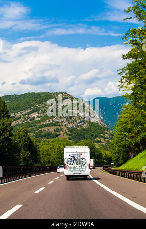 weißer Lieferwagen auf der Autobahn. Wohnmobil auf der Straße. Wohnmobil Stockfoto