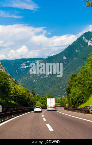 weißer Lieferwagen auf der Autobahn. Wohnmobil auf der Straße. Wohnmobil Stockfoto