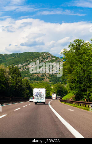 weißer Lieferwagen auf der Autobahn. Wohnmobil auf der Straße. Wohnmobil Stockfoto