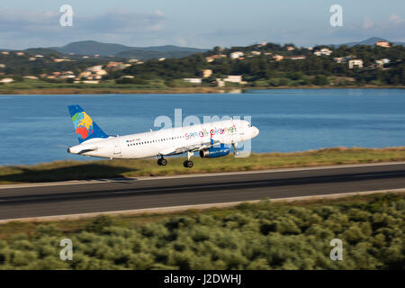 Korfu, Griechenland - 18. August 2015: Small Planet Airlines Polen Airbus A320-200 Landung auf der Landebahn des Flughafen Korfu. Stockfoto