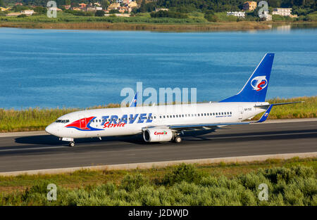 Korfu, Griechenland - 18. August 2015: Travel Service Boeing 737-800 internationalen Flughafen Korfu ausziehen. Stockfoto