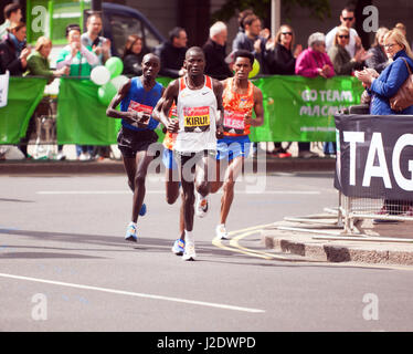 Abel Kiru führt die Männer Elite Rennen beim London-Marathon 2017. Er fuhr fort, um 4., in einer Zeit von 02:07:45 zu beenden. Daniel Wanjiru gewann in 02:05:4 Stockfoto